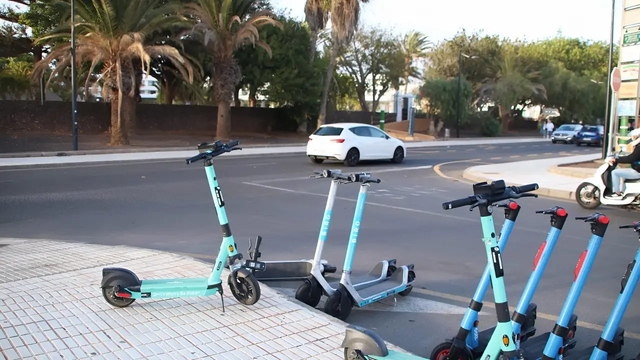 Patinetes en Playa Blanca.