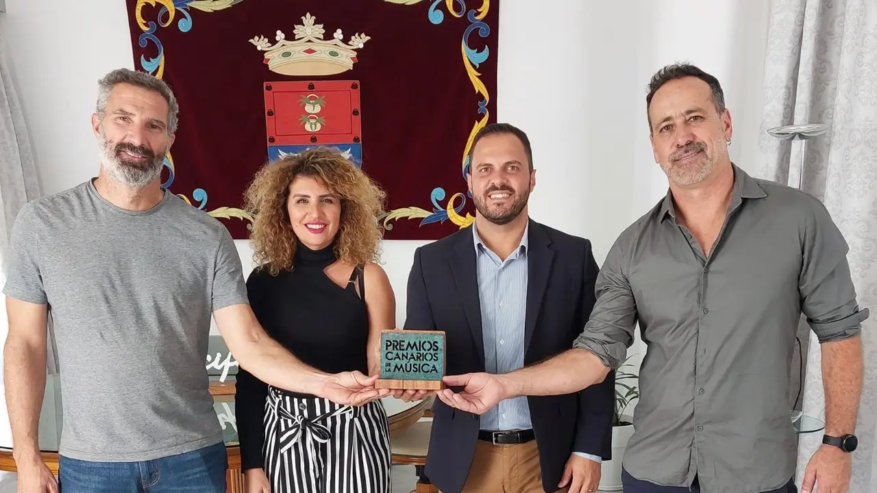 Recepción del alcalde y la concejala de Turismo, por  un premio anterior en Canarias.