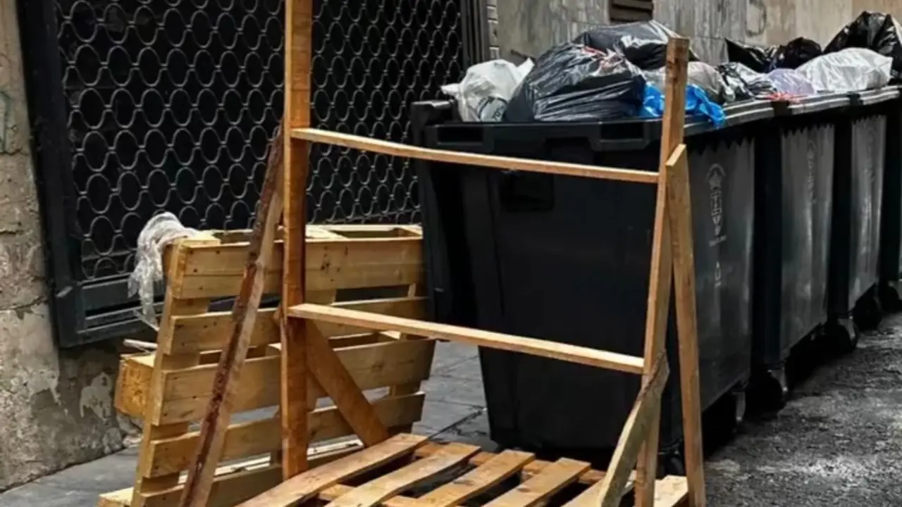 Enseres en la vía pública.