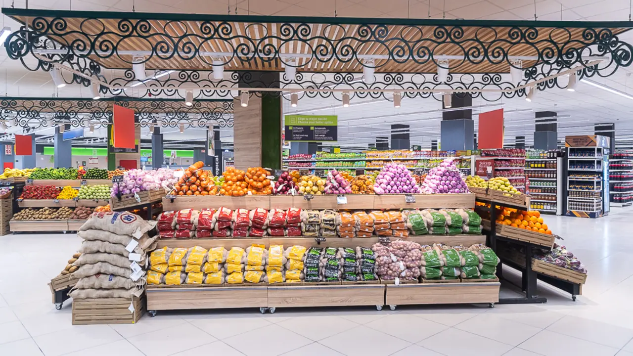 Imagen del interior de un establecimiento HiperDino.