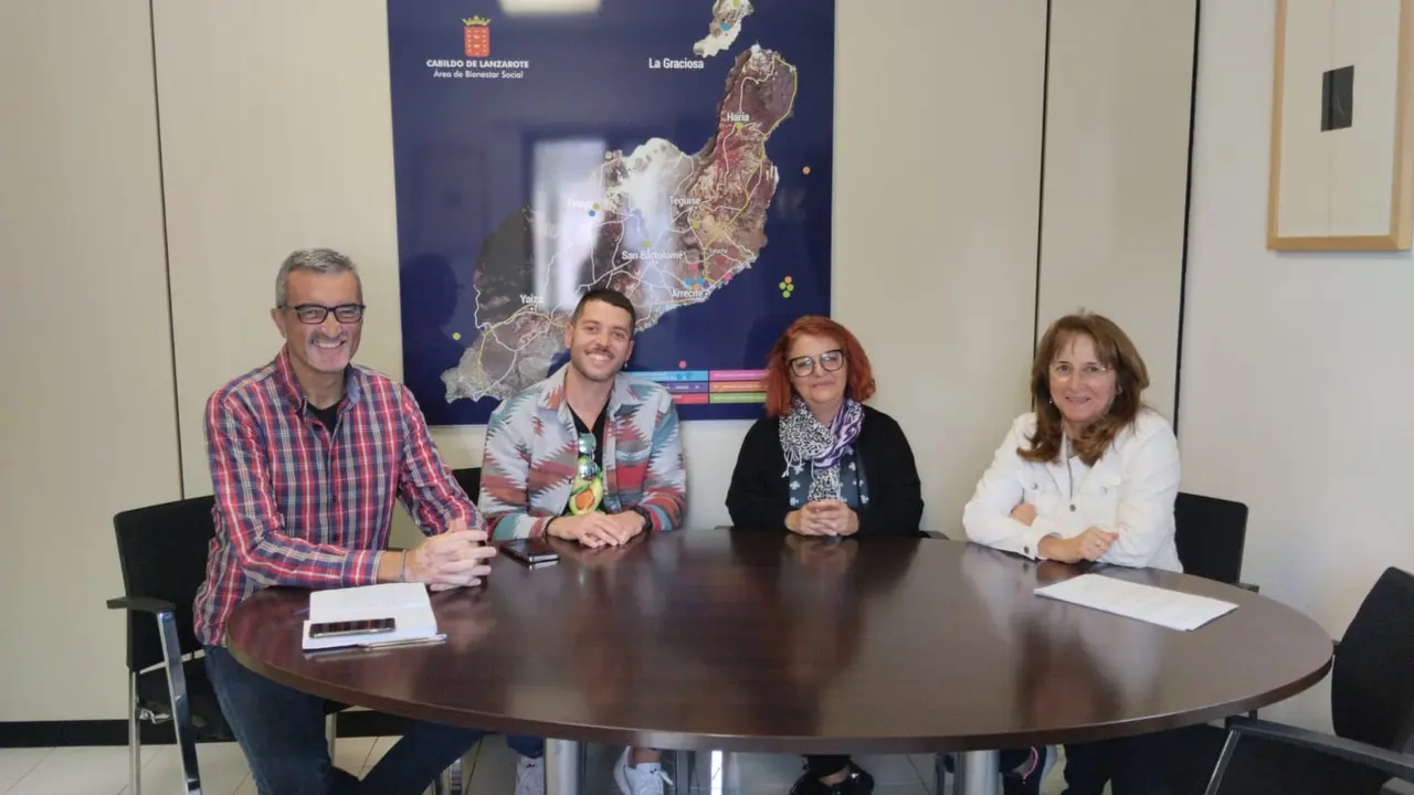 Marci Acuña en la reunión con los colectivos.