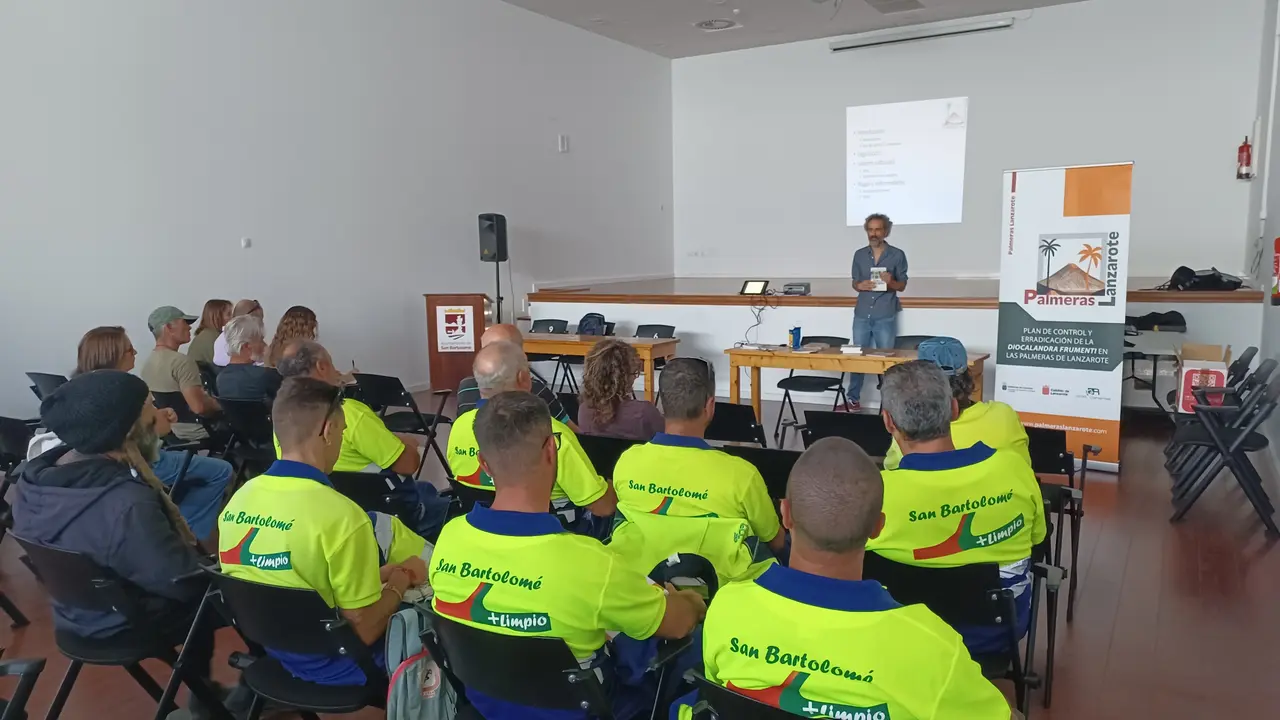 El Plan de Control y Erradicación de la Diocalandra frumenti en Lanzarote avanza en las tareas de formación de profesionales.