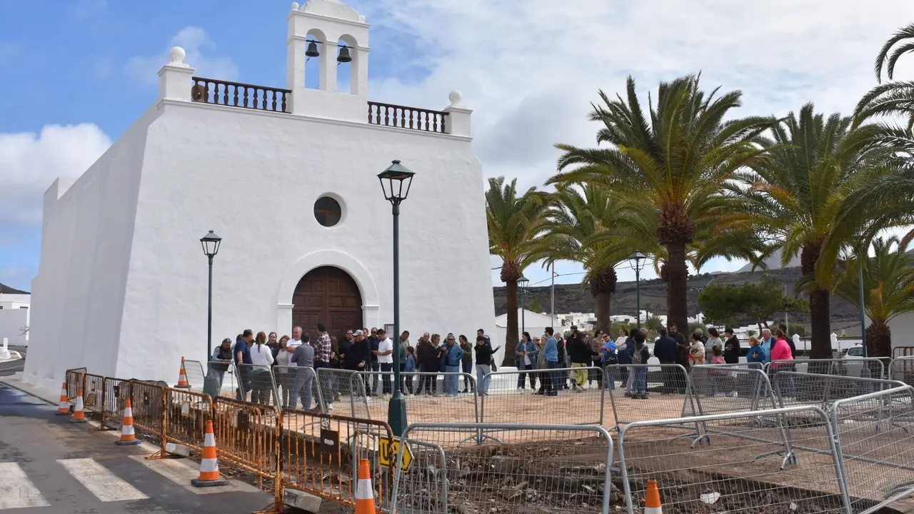 Imagen de las obras de la Plaza y la concentración de los vecinos.