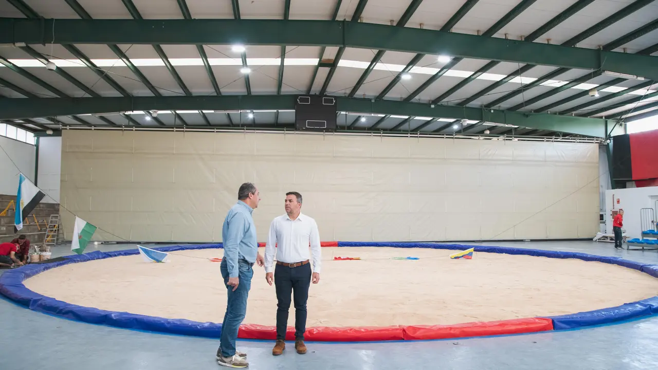 El vicepresidente y el consejero de Deportes en el terrero.