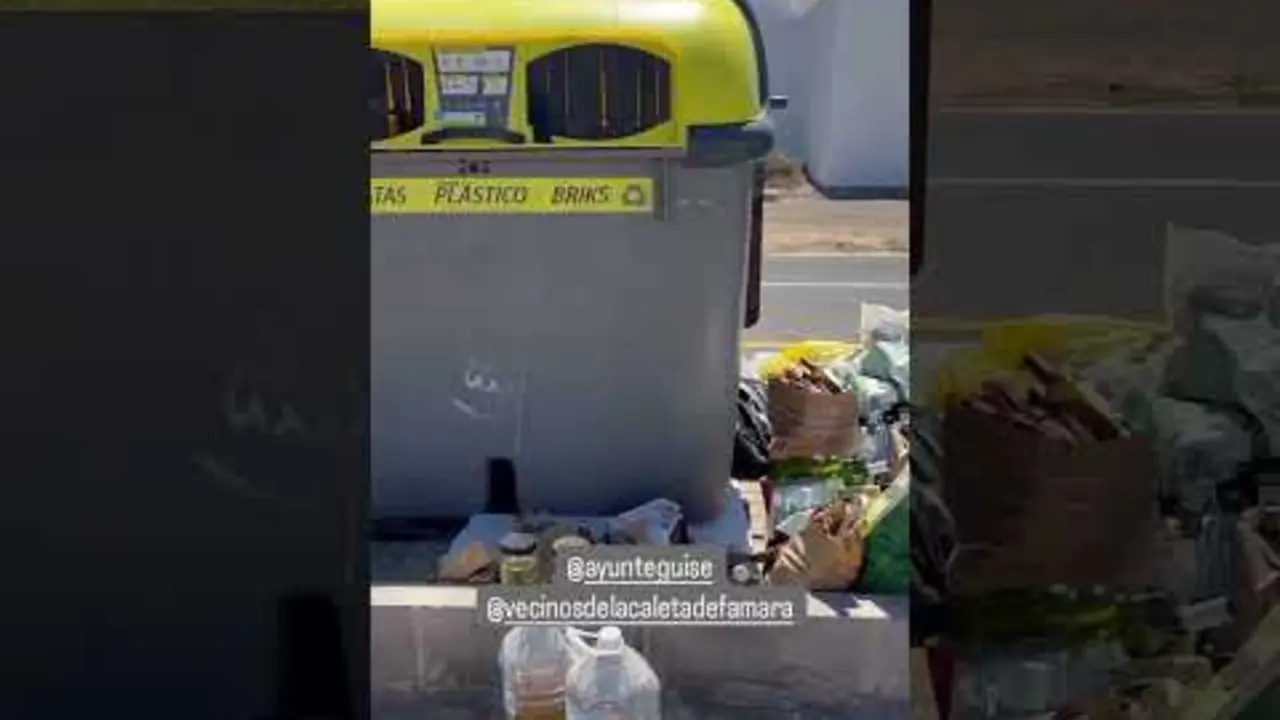 Contenedores de basura en Famara.