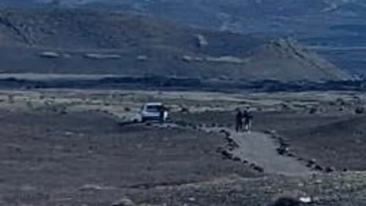 Vehículo por el sendero del Volcán del Cuervo