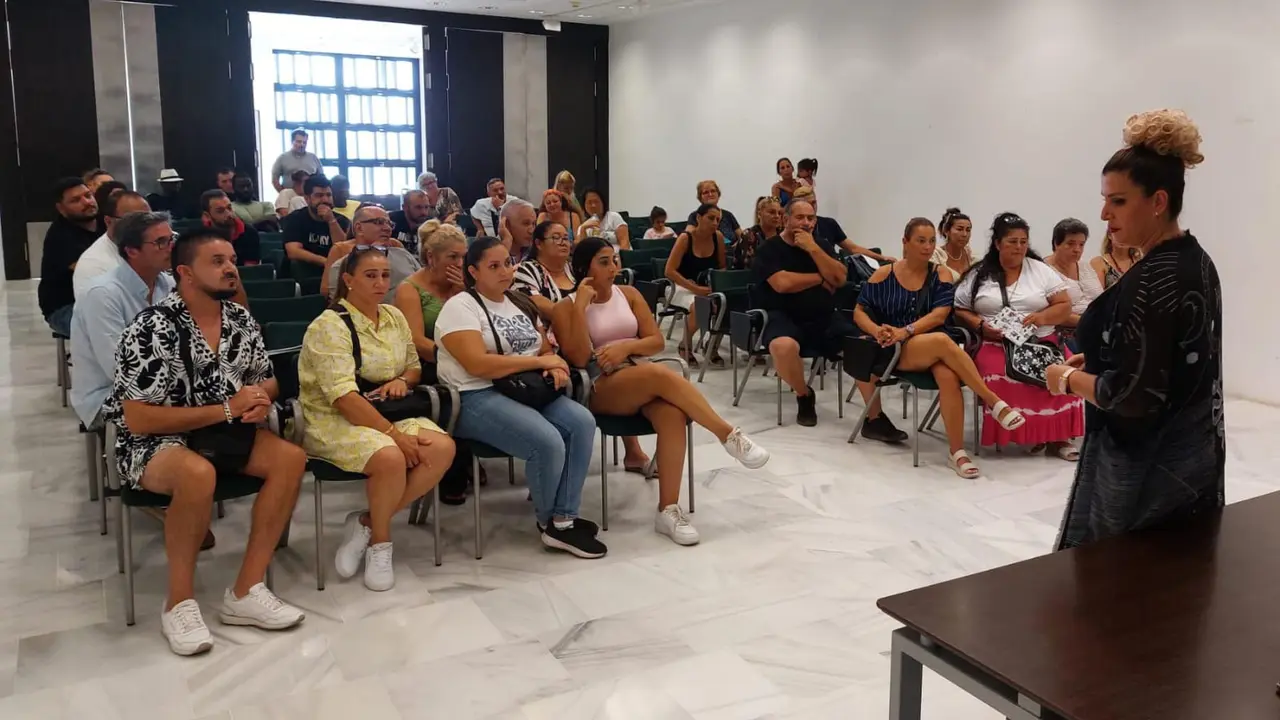 La concejala de Turismo y Comercio de Arrecife se reunió con los mercadilleros para informar las nuevas ordenanzas y propuestas para este sector.