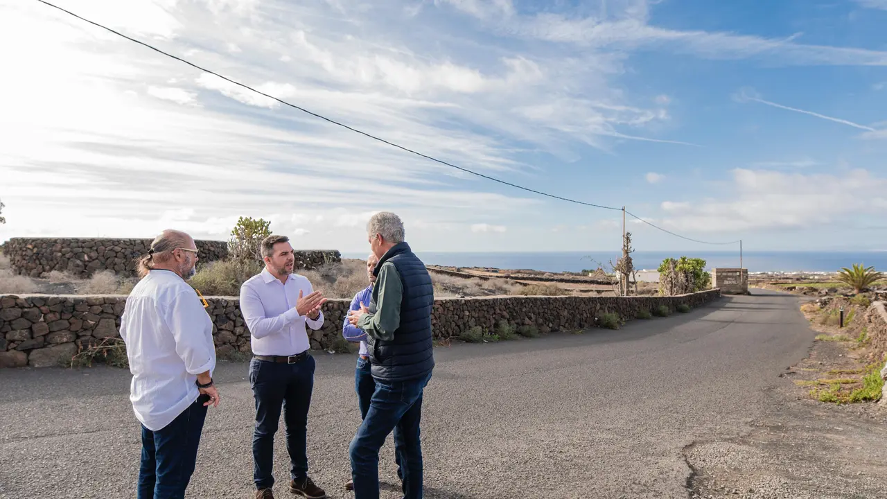 El vicepresidente junto a los representantes municipales.