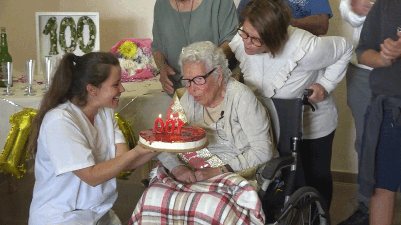 Juana Martín apaga las velas de su cumpleaños