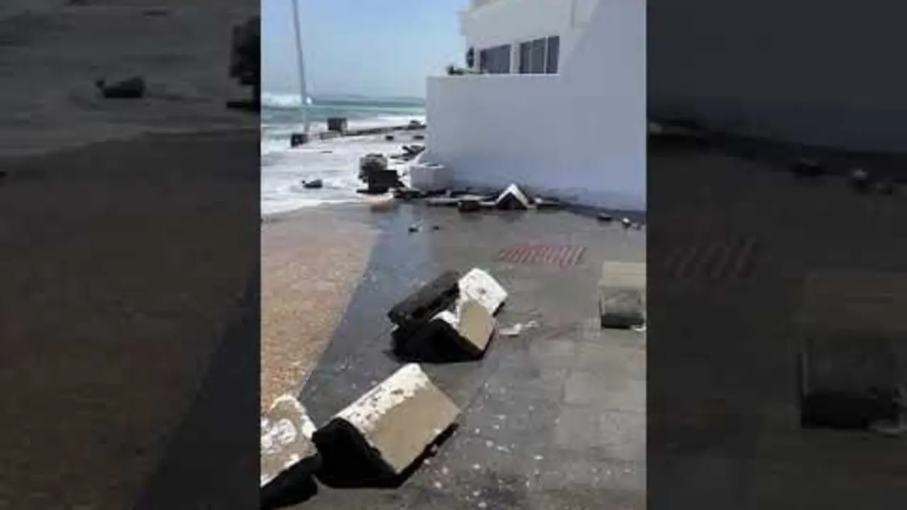 El fuerte oleaje causa daños en la Avenida de Playa Honda.