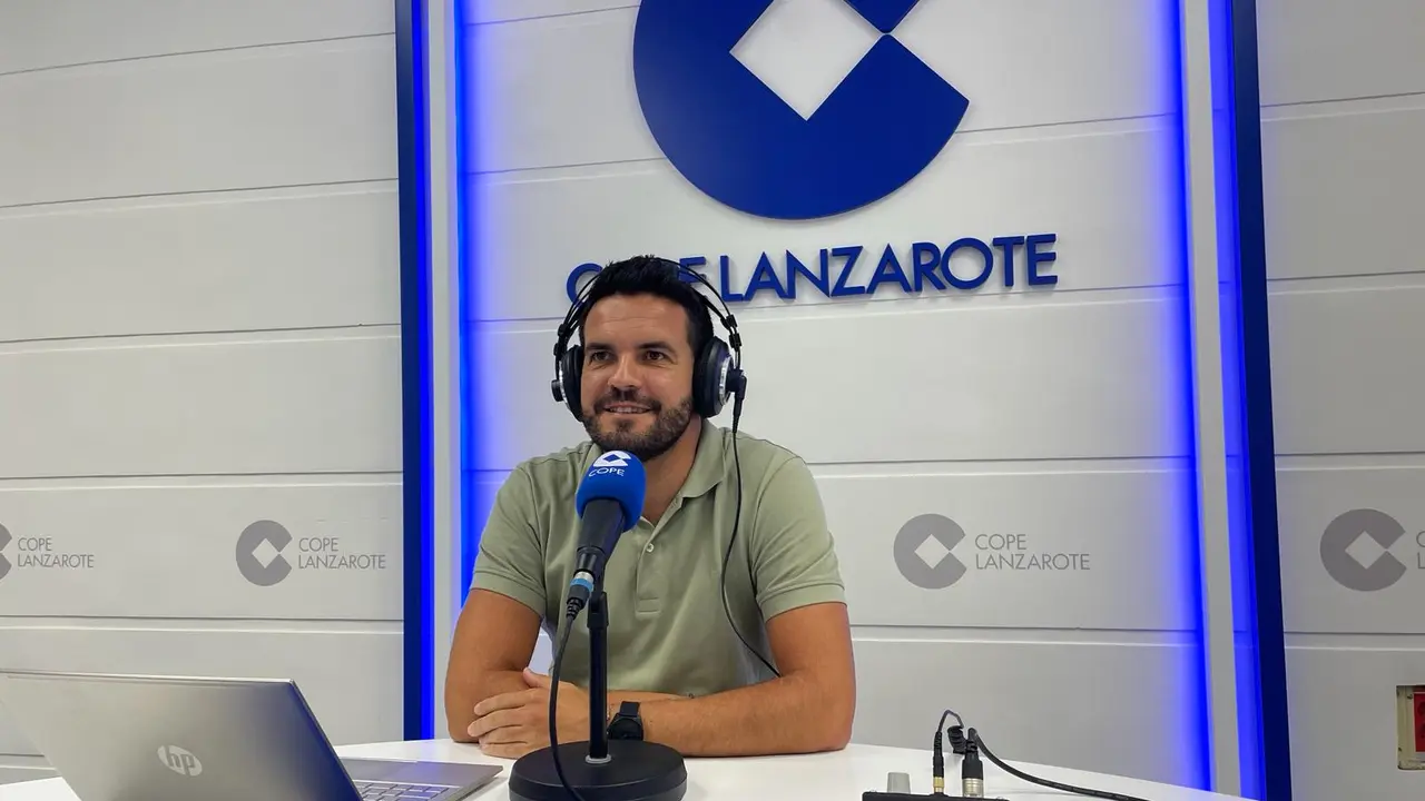 Moises Clavijo en los estudios de COPE Lanzarote.