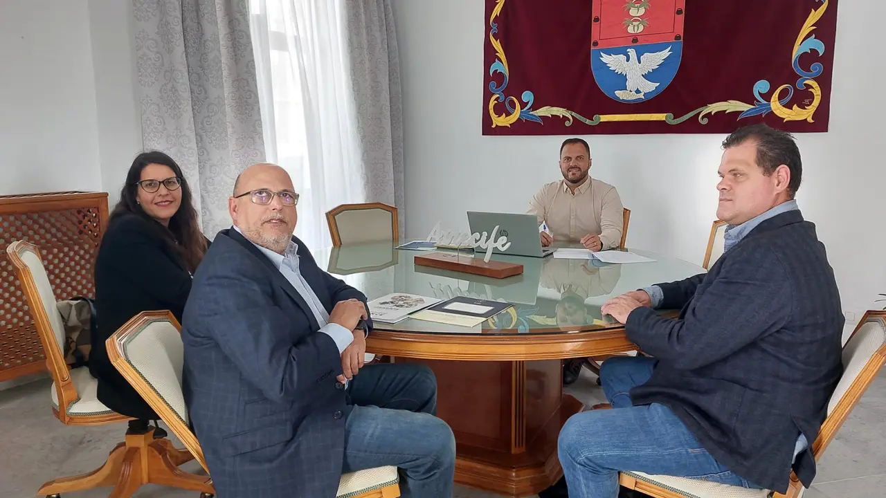 Directivos de la ONCE en Canarias mantienen una reunión con el alcalde de Arrecife, Yonathan de León.