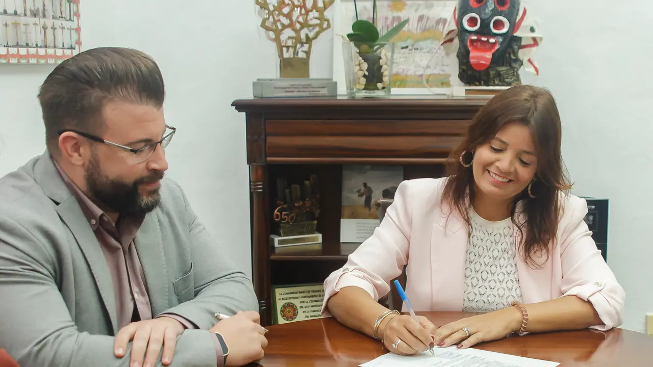 Firma Contrato Recogida Residuos Teguise.