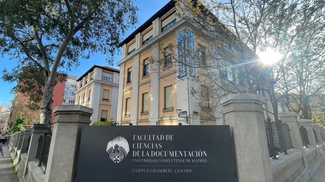 Fachada de una de las sedes de la Universidad Complutense.