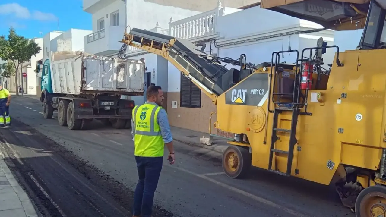 El alcalde de Arrecife junto a una obra de reasfaltado