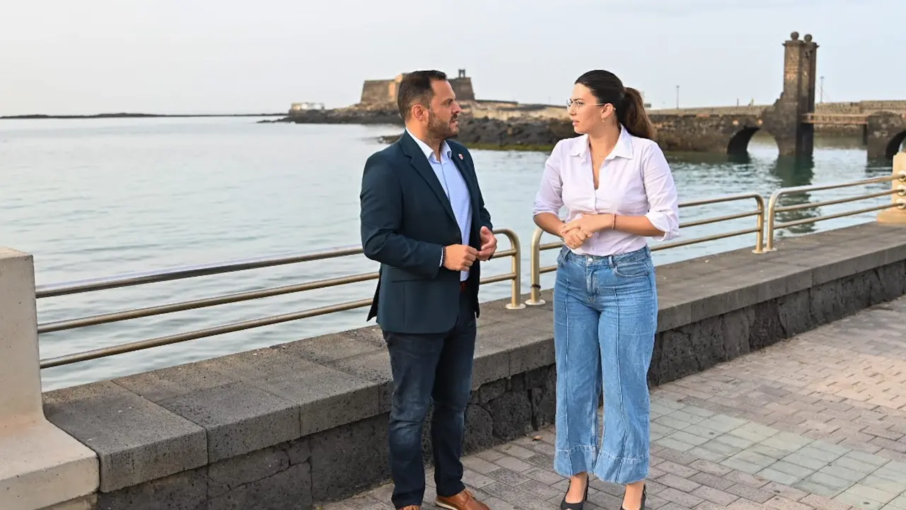 El alcalde Yonathan de León junto a la concejala de Playas y Medio Ambiente, Davinia Déniz.