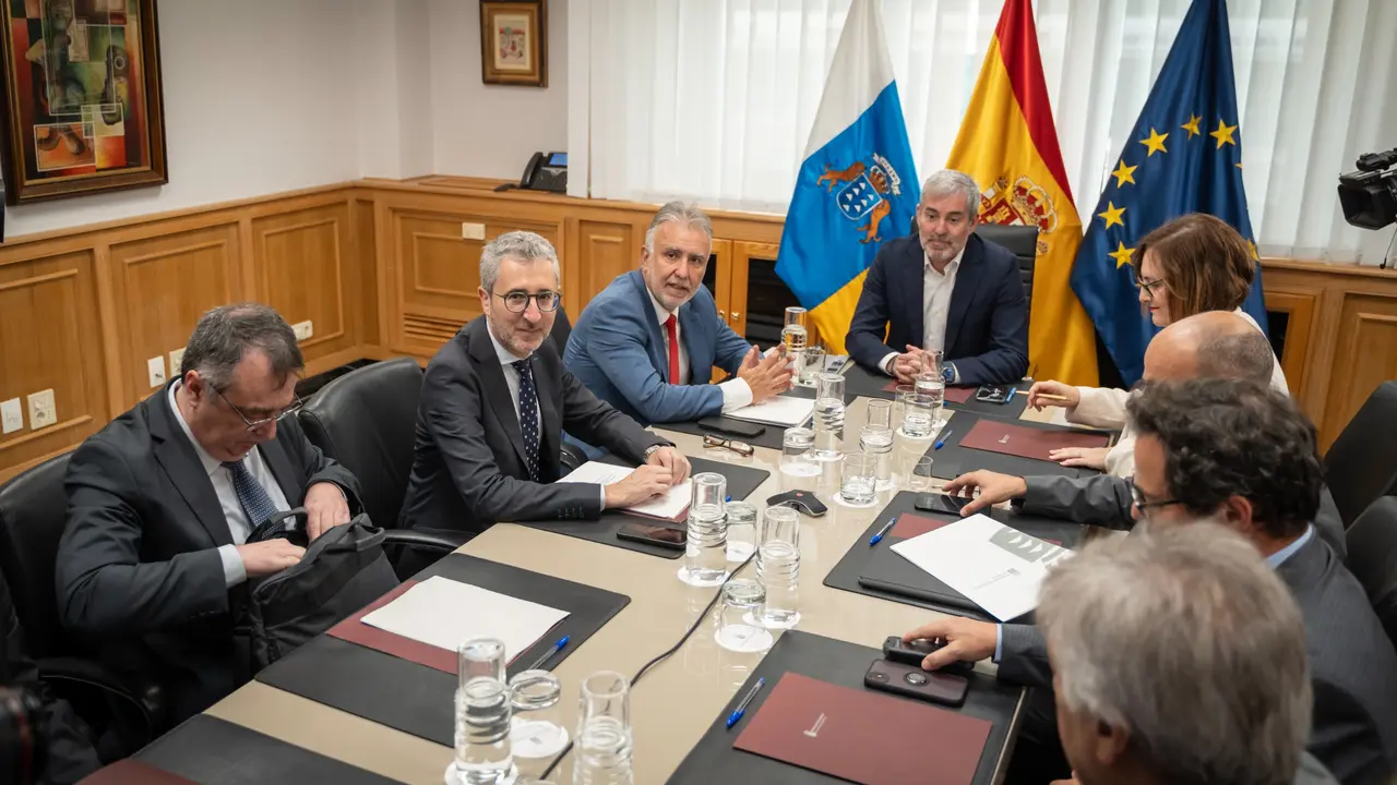 Reunión para la distribución de menores no acompañados.