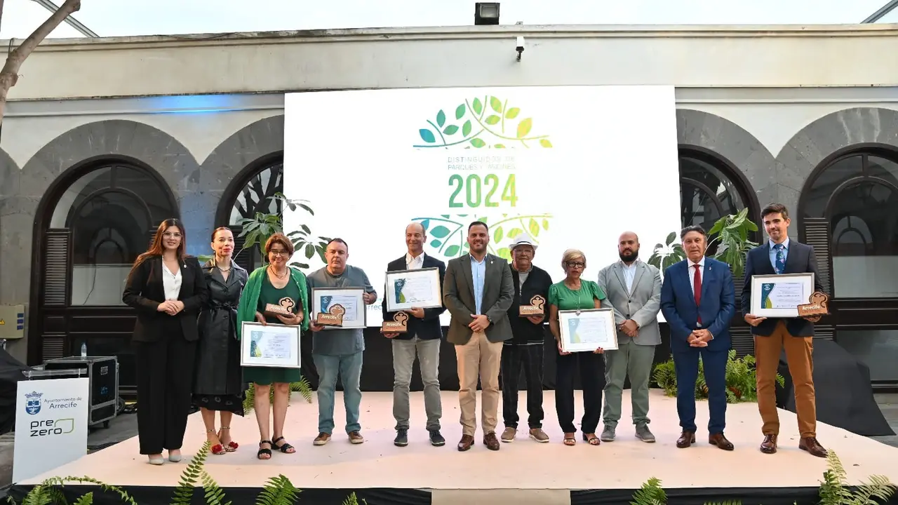 Galardonas por su civismo en la ciudad de Arrecife, junto al alcalde. y los concejales de Parques y Medio Ambiente, ayer en La Recova.