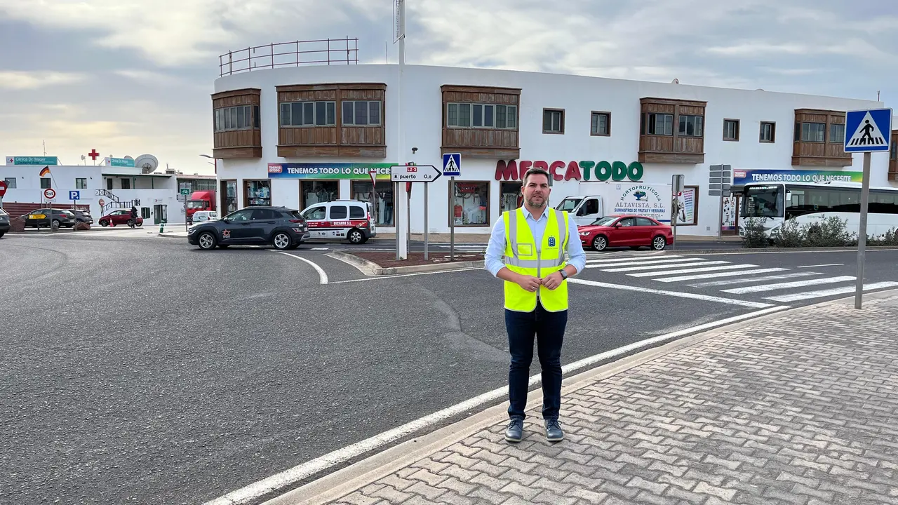 El vicepresidente en la rotonda de Playa Blanca.