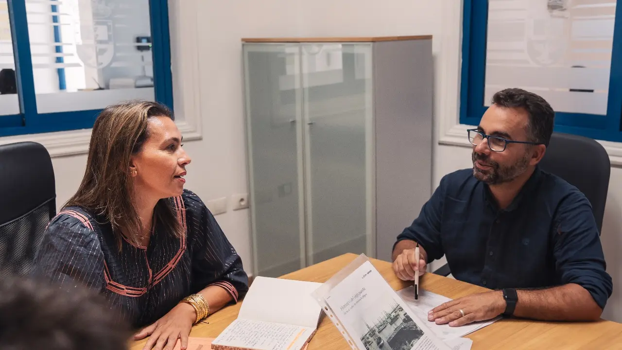 Maite Corujo junto a Echedey Eugenio.