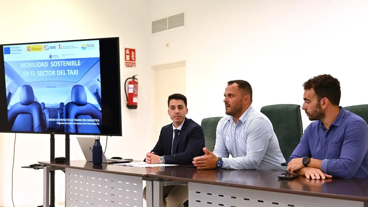 El director general de Energía del Gobierno de Canarias junto al alcalde de Arrecife y el concejal de Movilidad y Transportes.