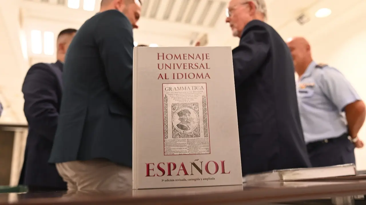 El alcalde junto al académico Ignacio Buqueras , y asistentes a la conferencia.