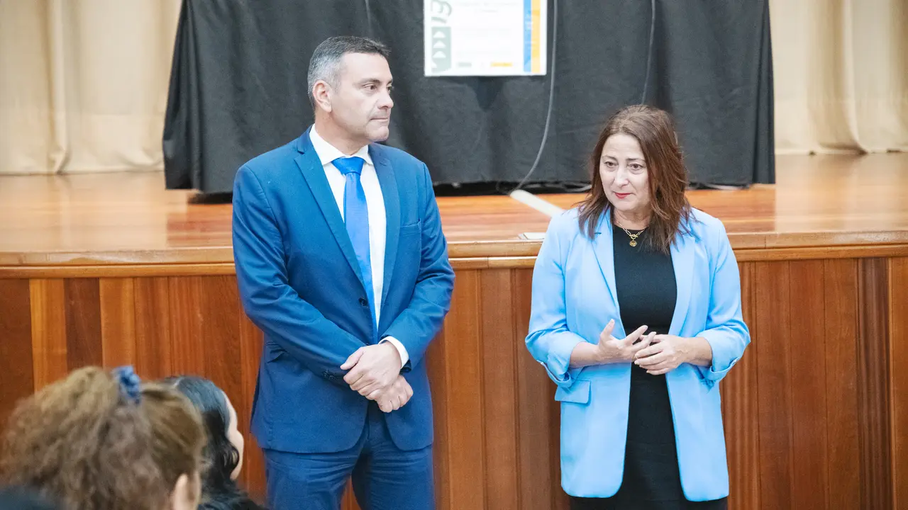 Presidente Oswaldo junto a consejera de Educación, Ascensión Toeldo.