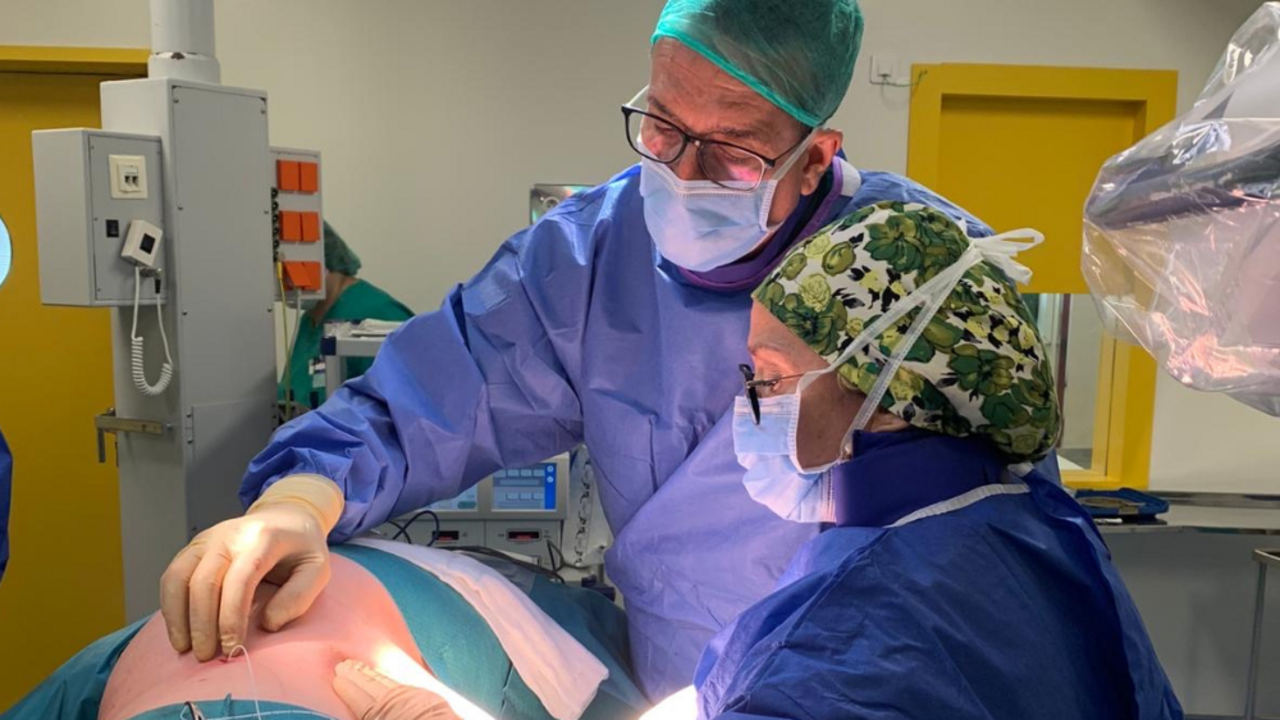 Momento de colocación de la bomba.