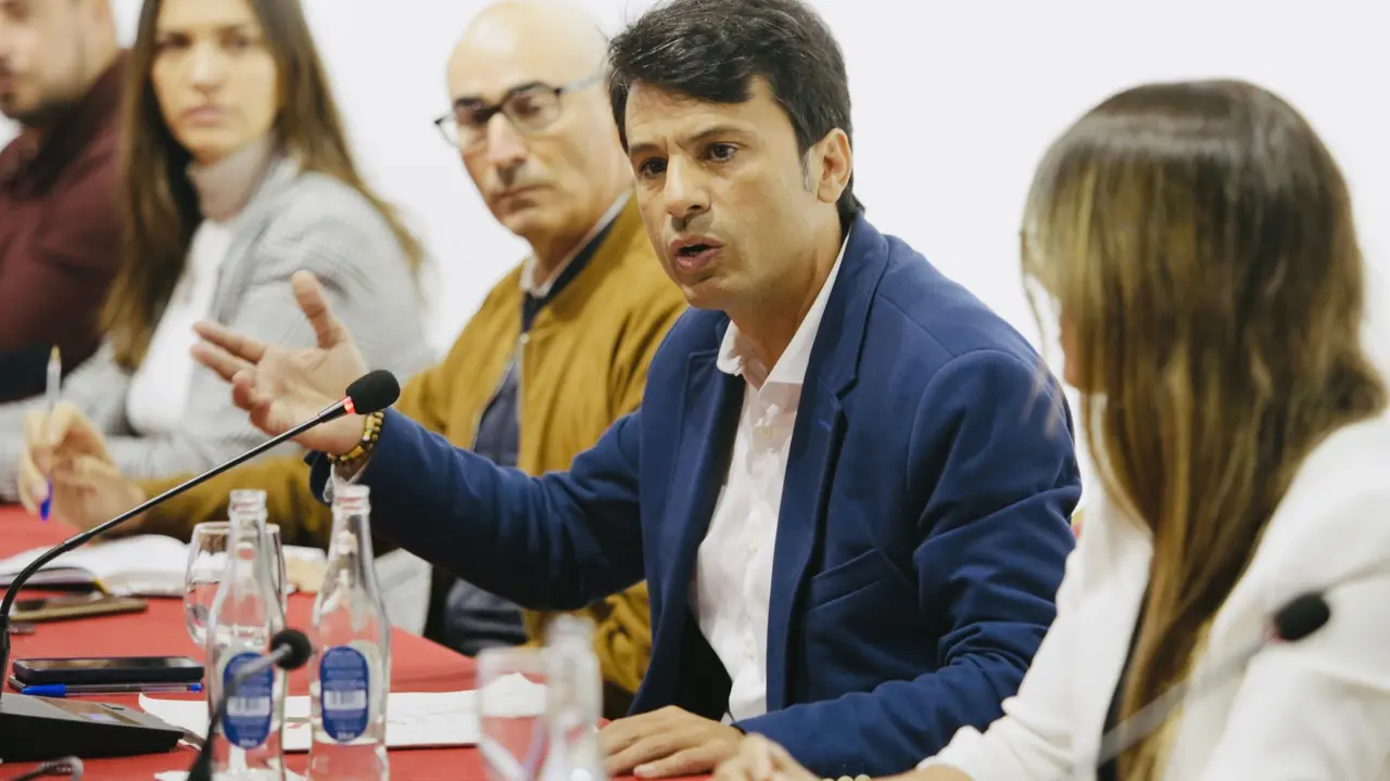 Marcos Bergaz junto al grupo municipal PSOE en pleno.