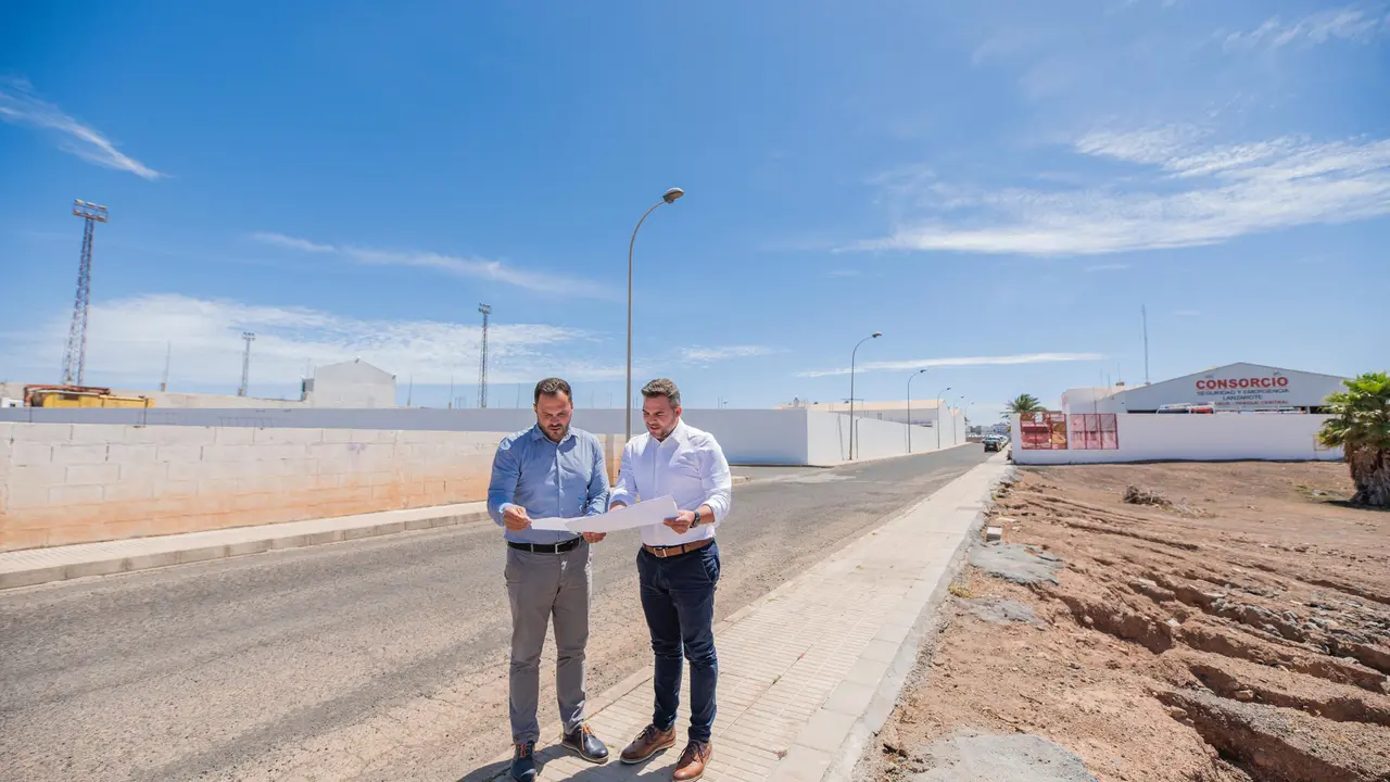 El alcalde de Arrecife y el vicepresidente y consejero de Obras Públicas del Cabildo junto a la parcela donde se construirá la nueva instalación deportiva de Argana.