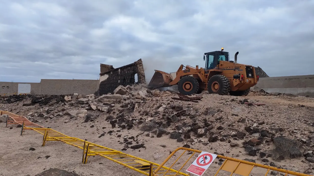 Trabajos de retirada del muro en el Islote del Francés, realizado por personal y maquinaria de la Concejalía de Obras Públicas del Ayuntamiento de Arrecife.