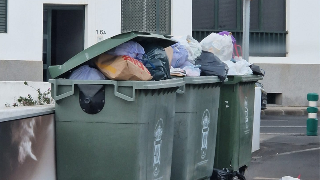 Contenedores de basura en San Bartolomé.