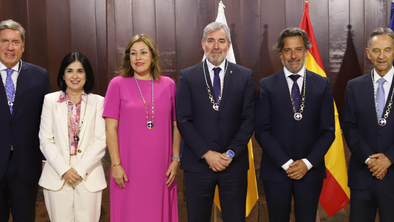 Astrid Pérez, Antonio Castro, Gabriel Mato, Carolina Darias y Gustavo Matos reciben el Collar de la Orden Islas Canarias.