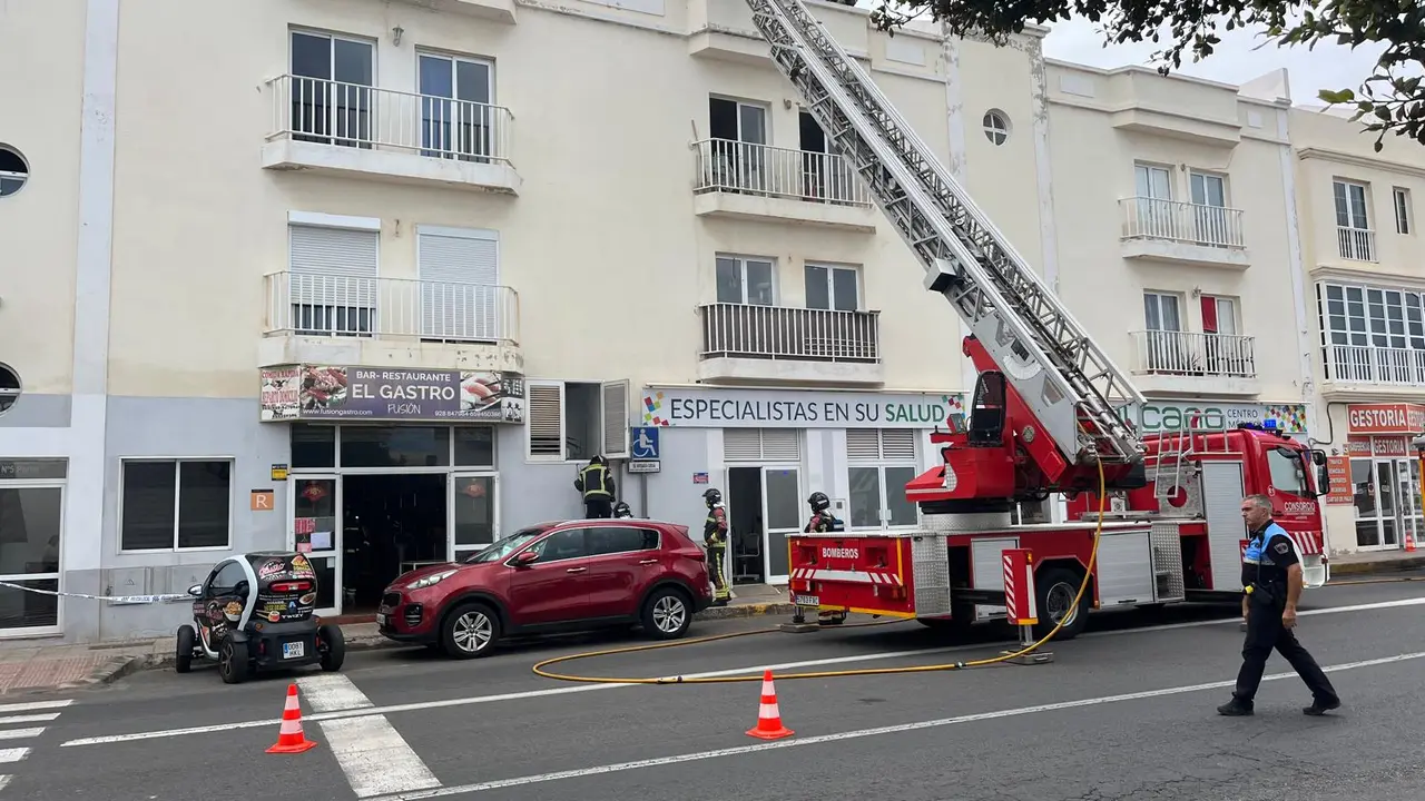 Bomberos apagando el fuego.