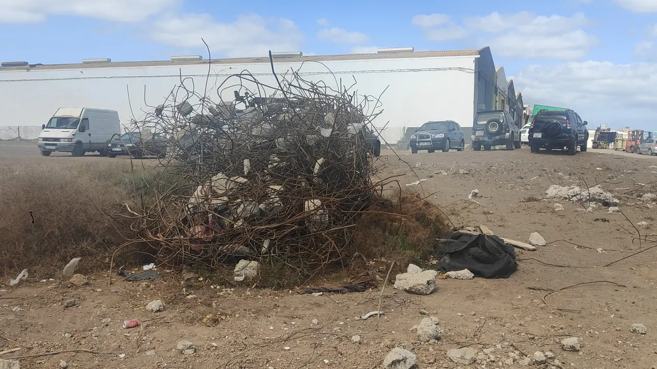 Actuación de la Policía Local de Arrecife en materia de medio ambiente. Zona de intervención en la capital de Lanzarote, parte del material arrojado por la empresa.