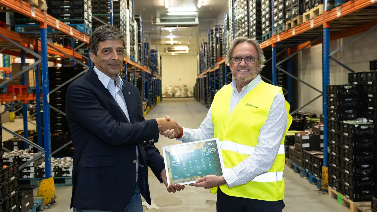 José Manuel Poblador, director de Logística de HiperDino, y Alonso Fernández, delegado comercial de IFCO SYSTEMS.