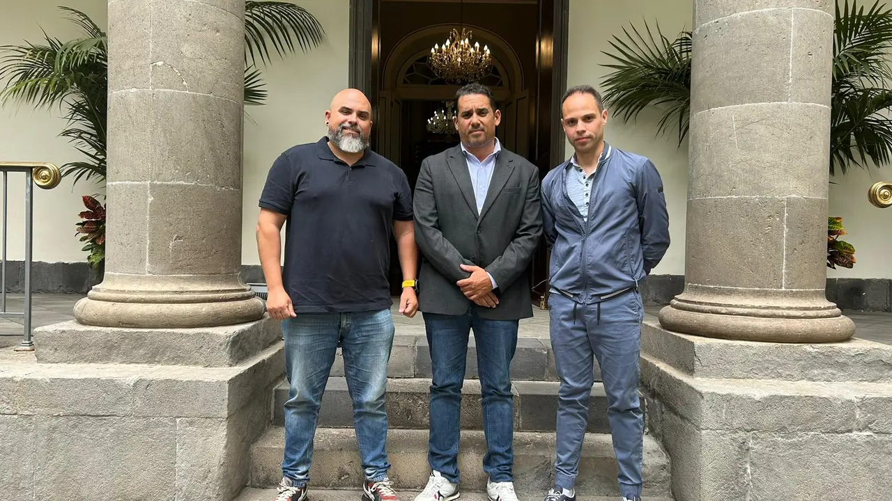 Yoné Caraballo con representantes del transporte sanitario.