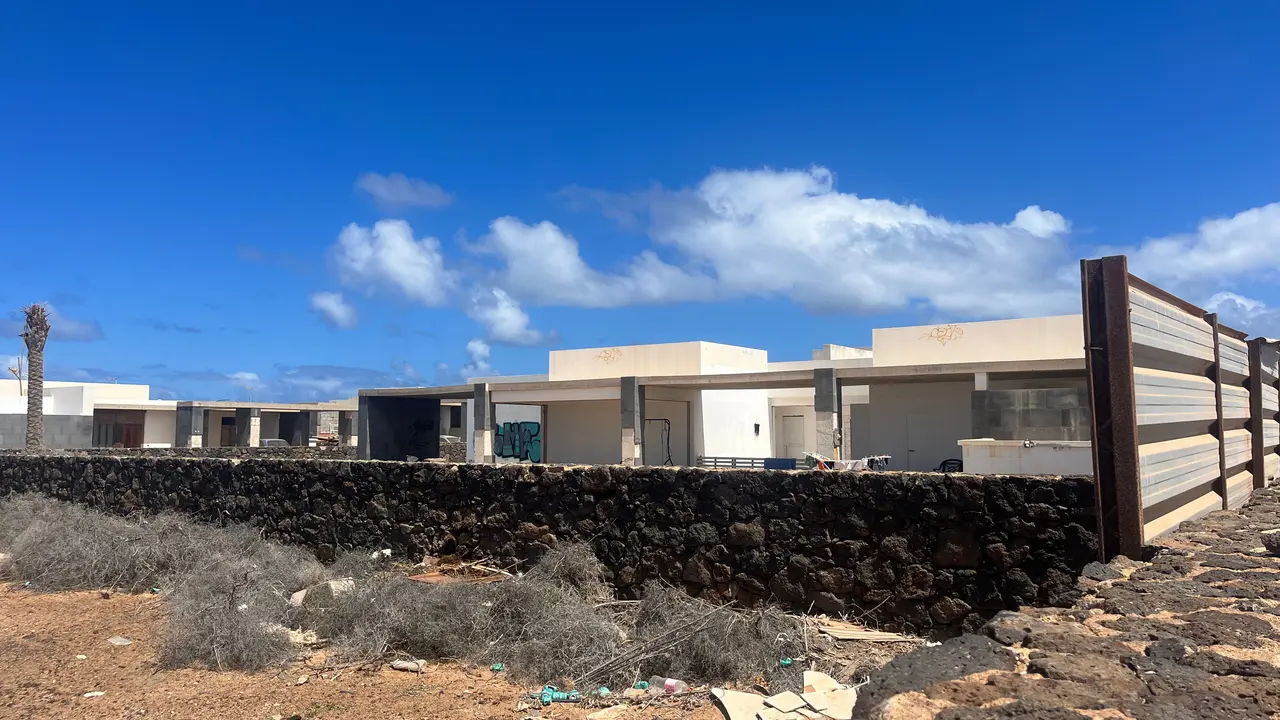 Viviendas okupadas en Playa Blanca.