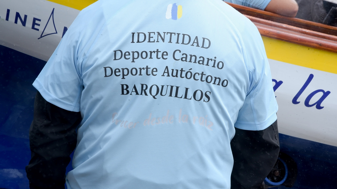 Un miembro de la Federación Canaria de Barquillos Vela Latina durante la ceremonia inaugural de la Semana Canaria de Deportes Autóctonos.