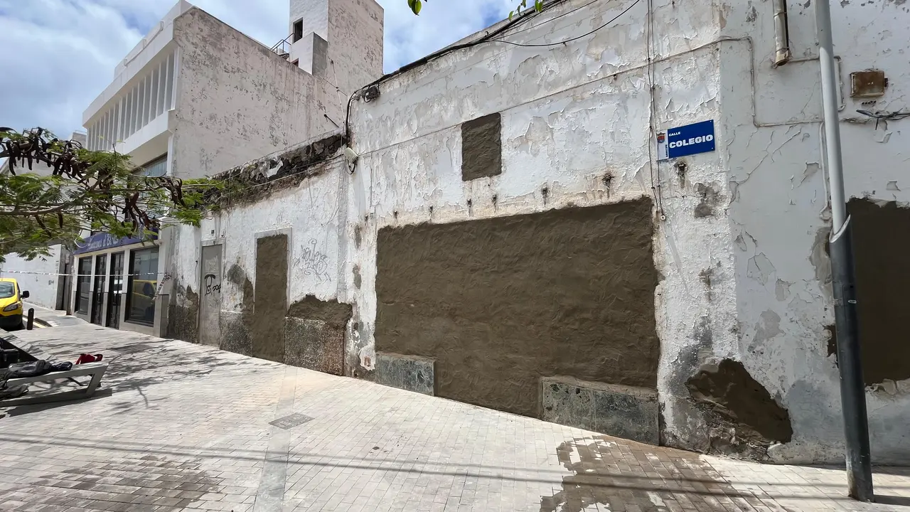 Arrecife finaliza el tapiado de  viviendas en la calle Cienfuegos, tras ser desocupadas con el incendio.