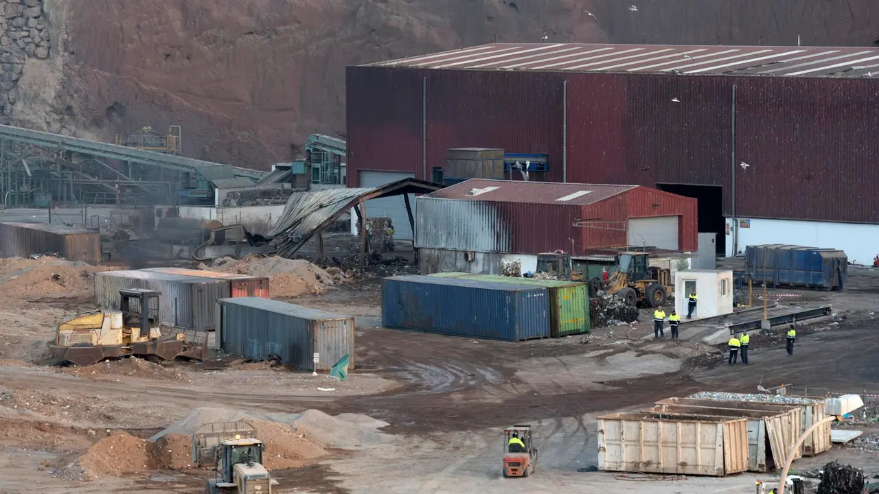 Naves da&ntilde;adas en el incendio del Complejo Medioambiental de Zonzamas.