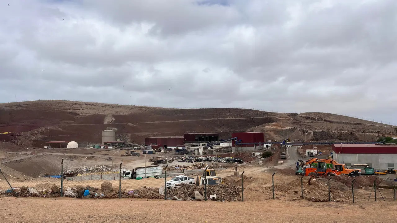 Complejo Medioambiental de Zonzamas durante la ma&ntilde;ana de este martes.  Foto: MG.
