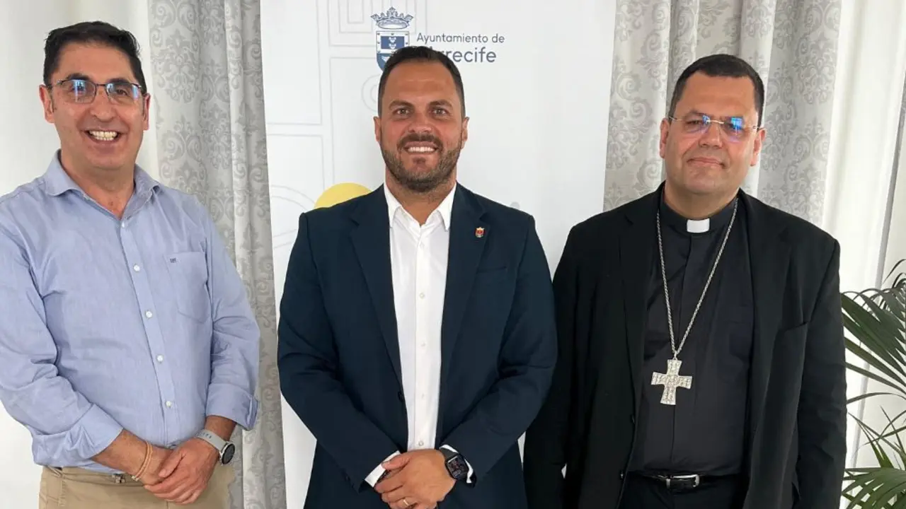 El alcalde recibe al Obispo Auxiliar de Canarias y al párroco de San Ginés