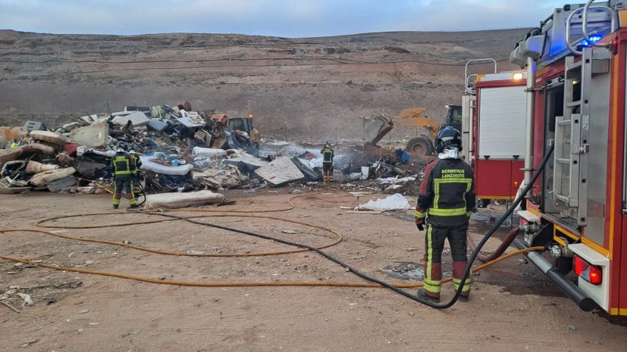 Los bomberos en el vertedero