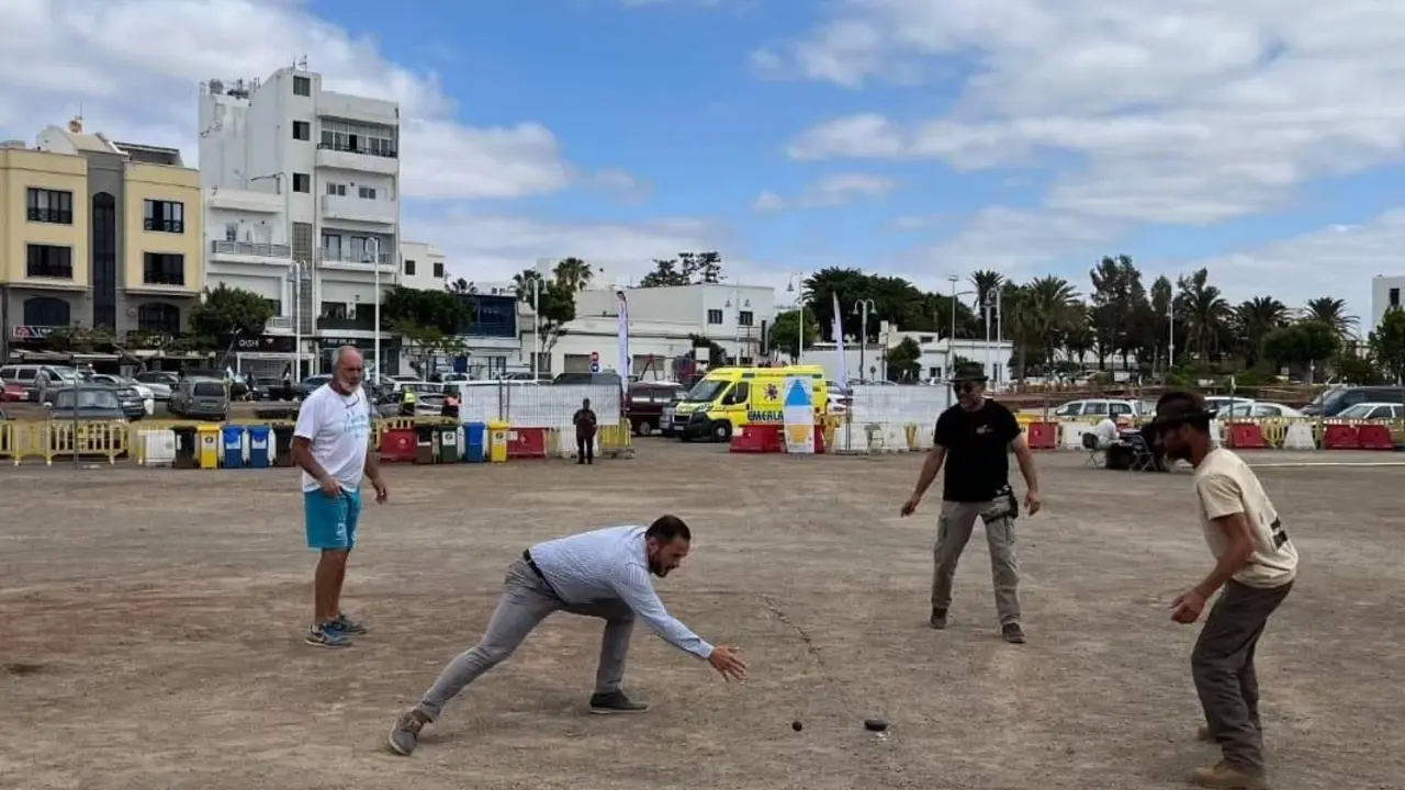 Yonathan de León jugando a la petanca.