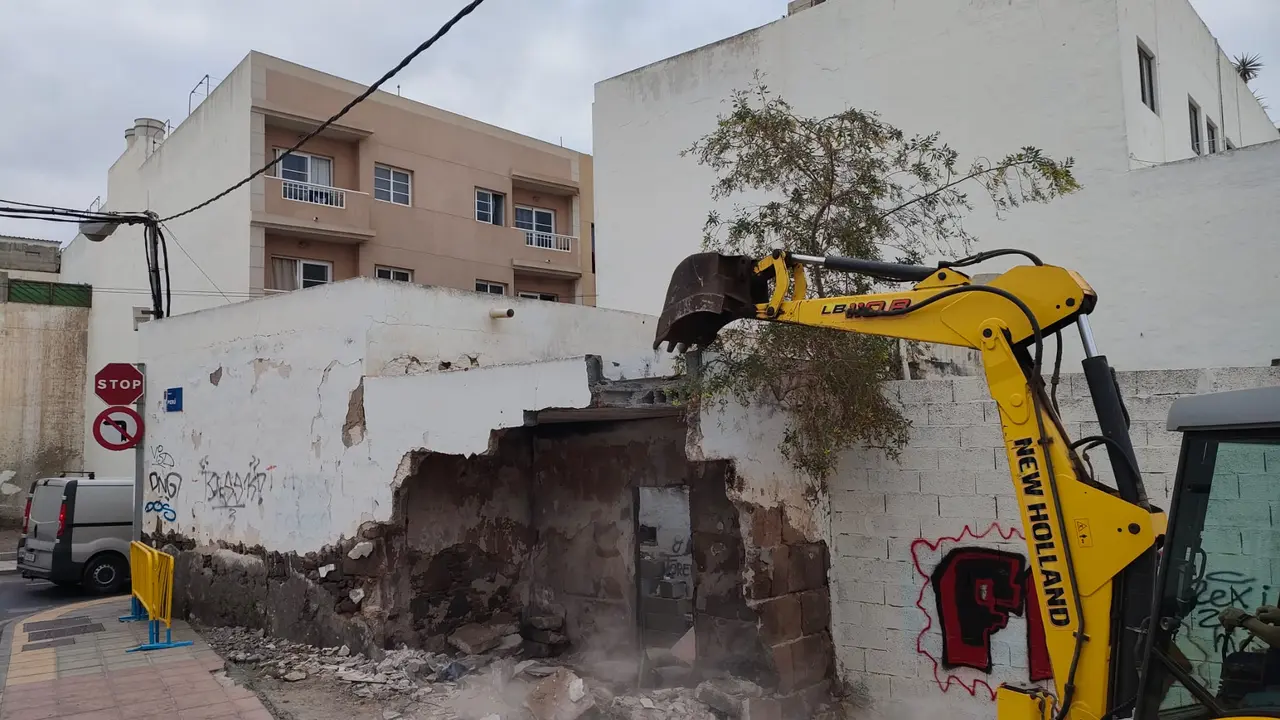 El Ayuntamiento de Arrecife derriba una "casa vieja" por seguridad, y evitar sea un  "foco de okupas".