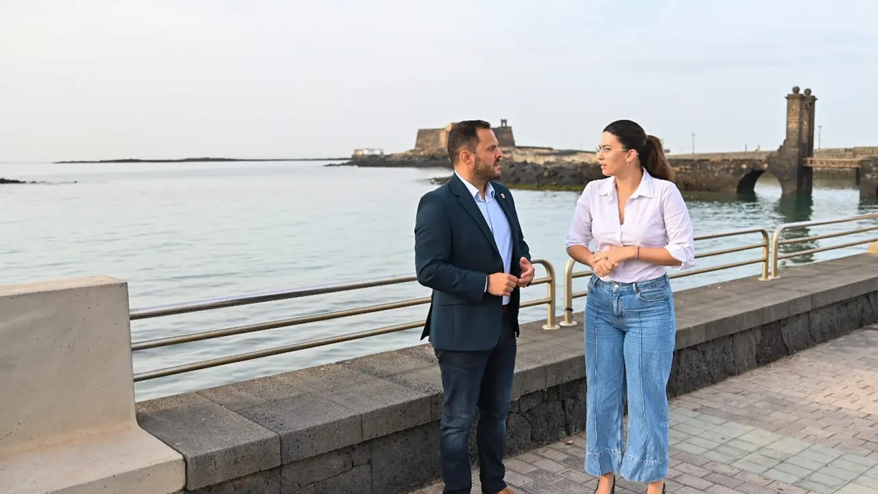 Arrecife organiza las Jornadas Interiorizar la naturaleza, por el Día Mundial del Medio Ambiente. El alcalde junto a la concejala de Medio Ambiente.