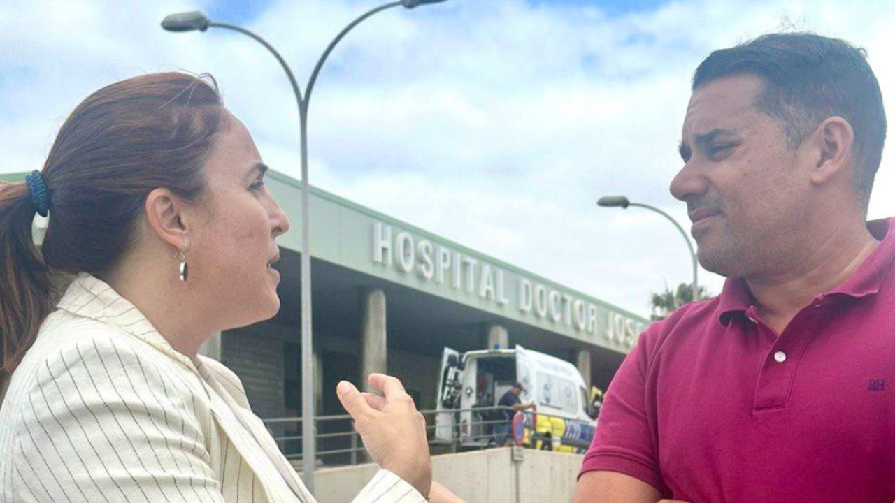 Lorena López habla con Yoné Caraballo sobre el hospital.