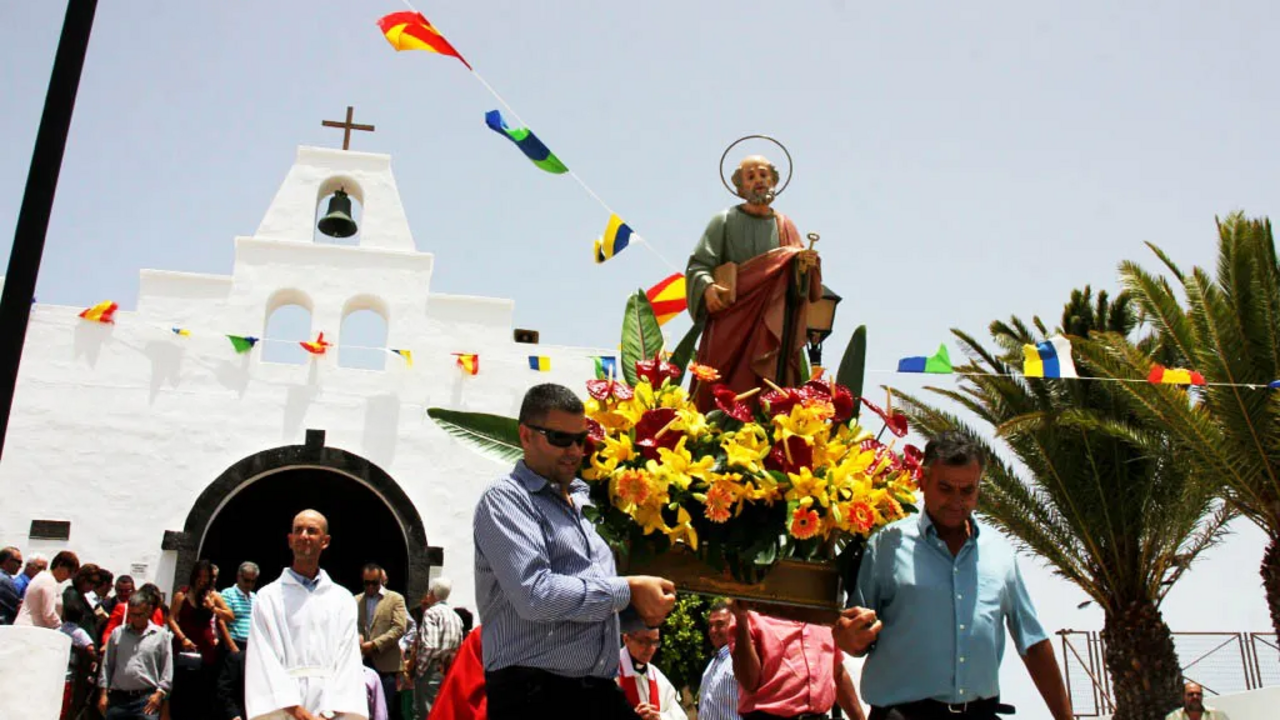 Procesión con la imagen de San Pedro en Mácher. Imagen de archivo.
