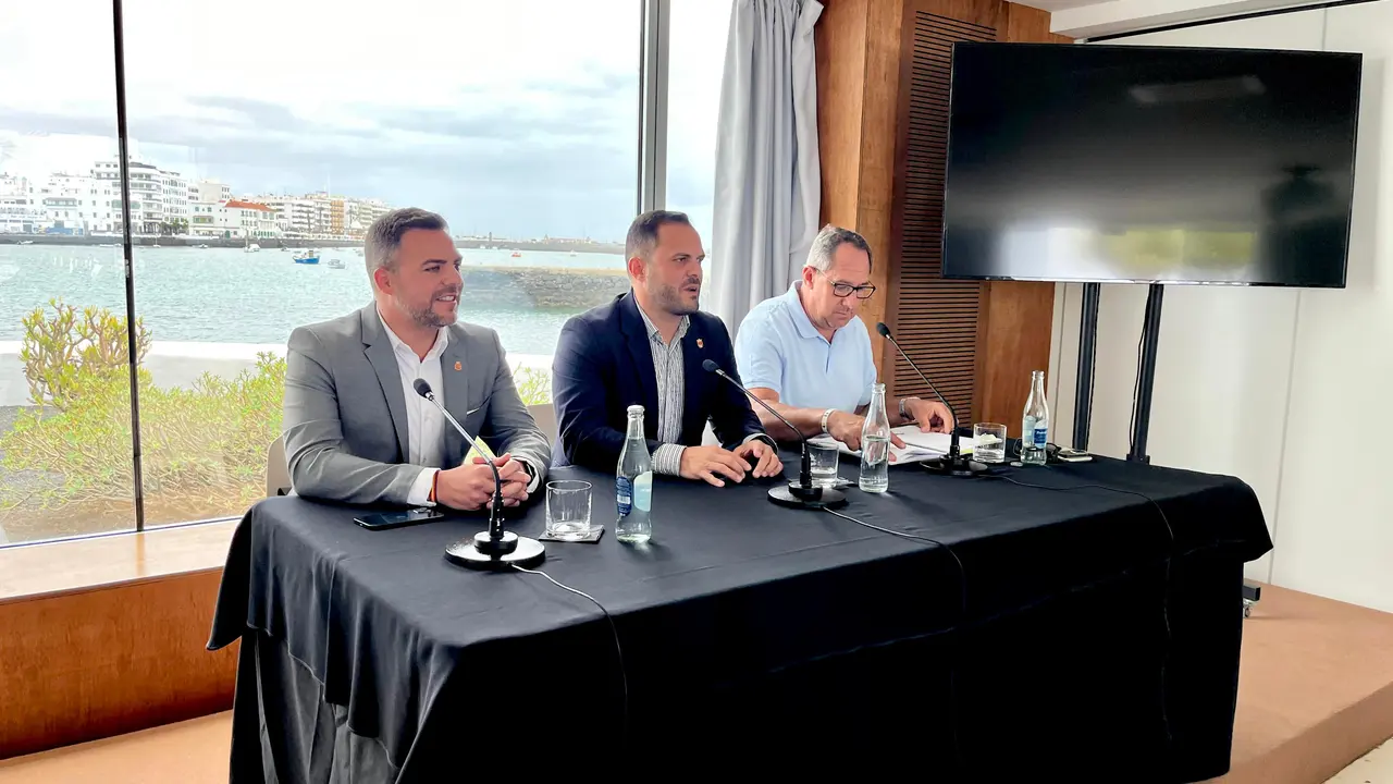 Reunión de Arrecife con el sector náutico para exponer los planes del Ayuntamiento para el Islote de la Fermina . El alcalde, el vicepresidente del Cabildo, y el consejero de Deportes.